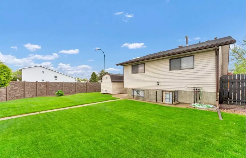 110 Carry Crescent SE Medicine Hat AB T1B 3J8