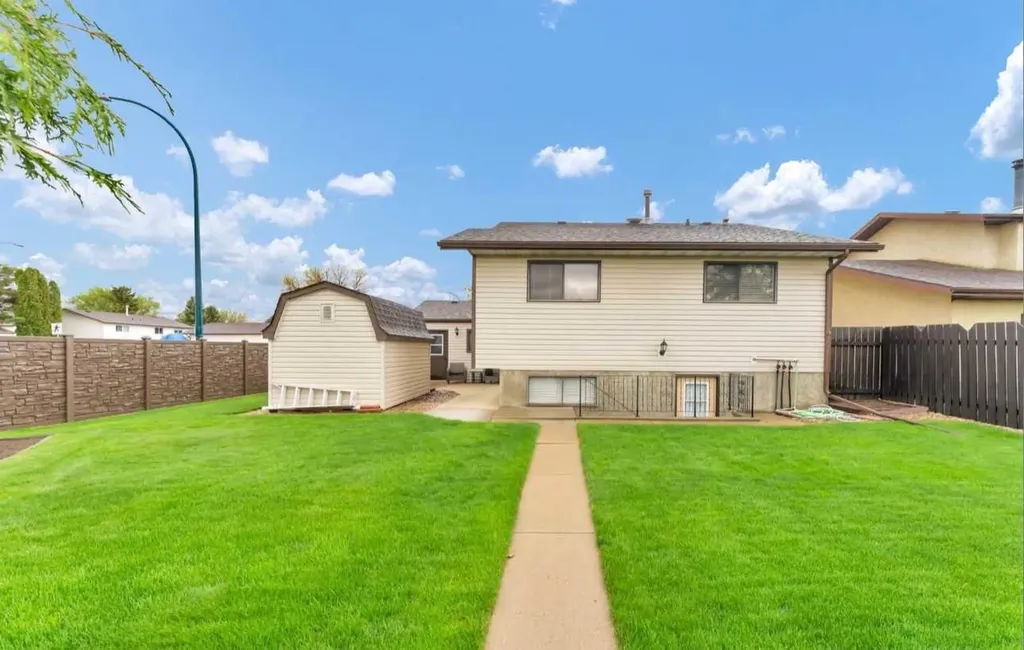110 Carry Crescent SE Medicine Hat AB T1B 3J8