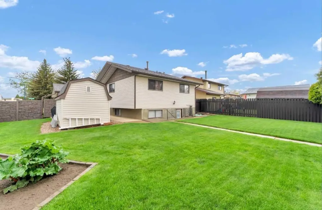 110 Carry Crescent SE Medicine Hat AB T1B 3J8
