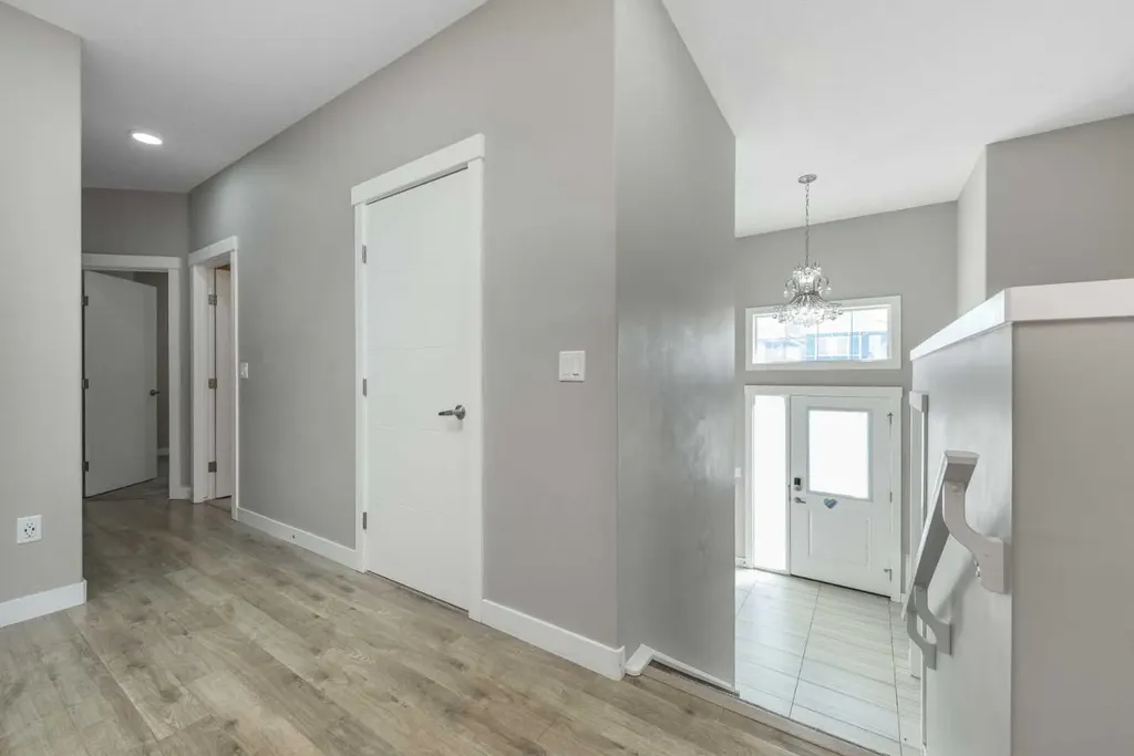 35 Sherview Grove NW Calgary AB T3R 0Y4