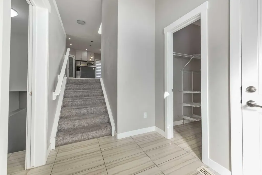 35 Sherview Grove NW Calgary AB T3R 0Y4
