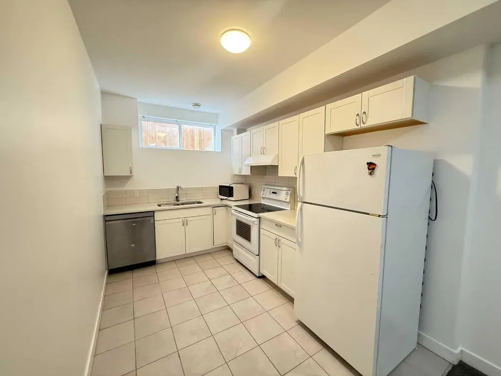35 Sherview Grove NW Calgary AB T3R 0Y4