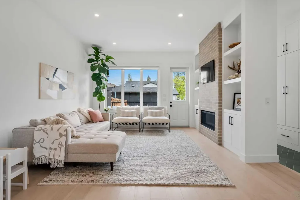 2824 30 Street SW Calgary AB T3E 2M5