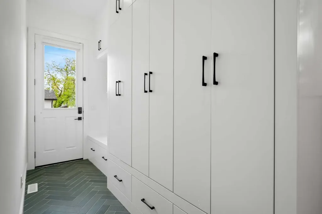 2824 30 Street SW Calgary AB T3E 2M5