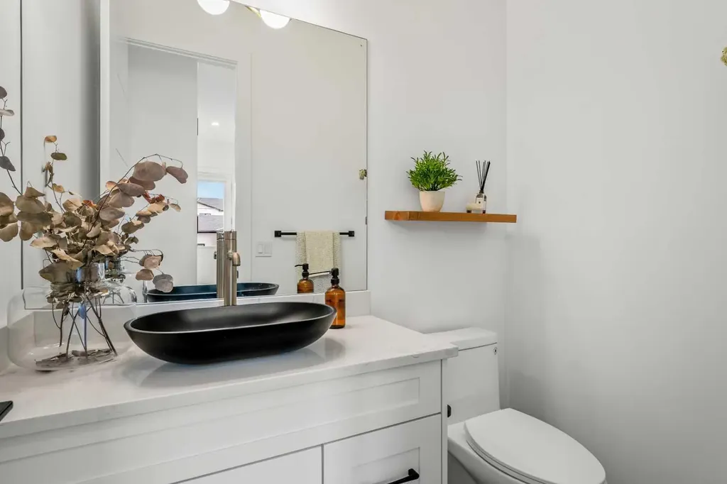 2824 30 Street SW Calgary AB T3E 2M5