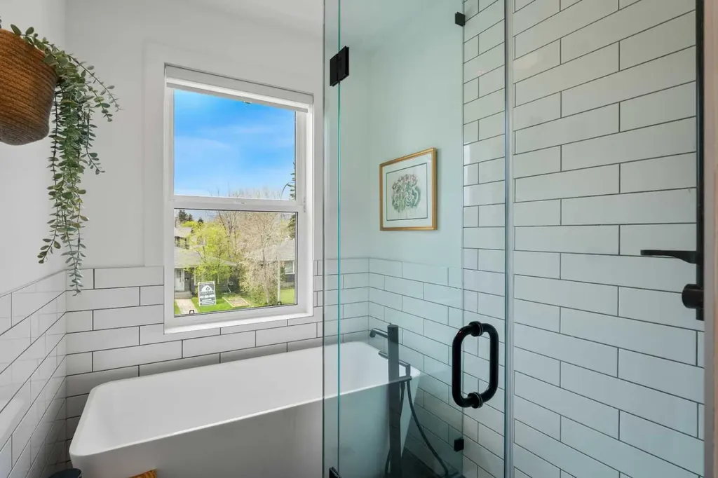 2824 30 Street SW Calgary AB T3E 2M5