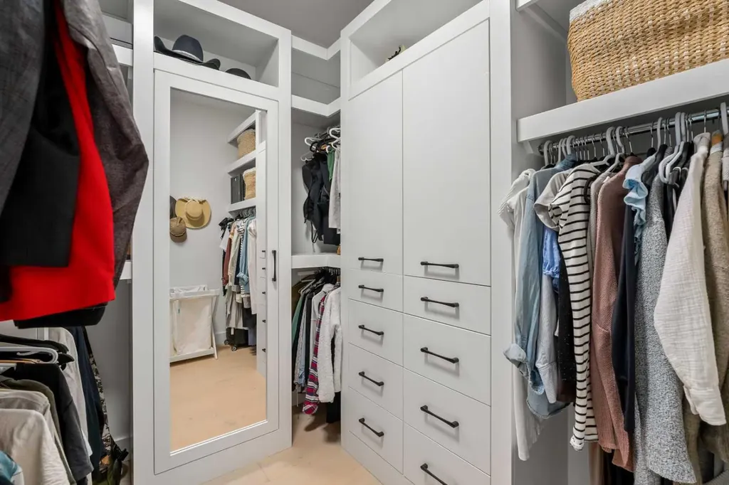 2824 30 Street SW Calgary AB T3E 2M5