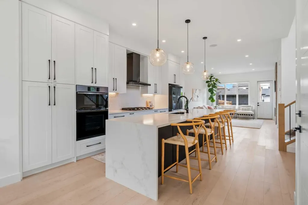 2824 30 Street SW Calgary AB T3E 2M5