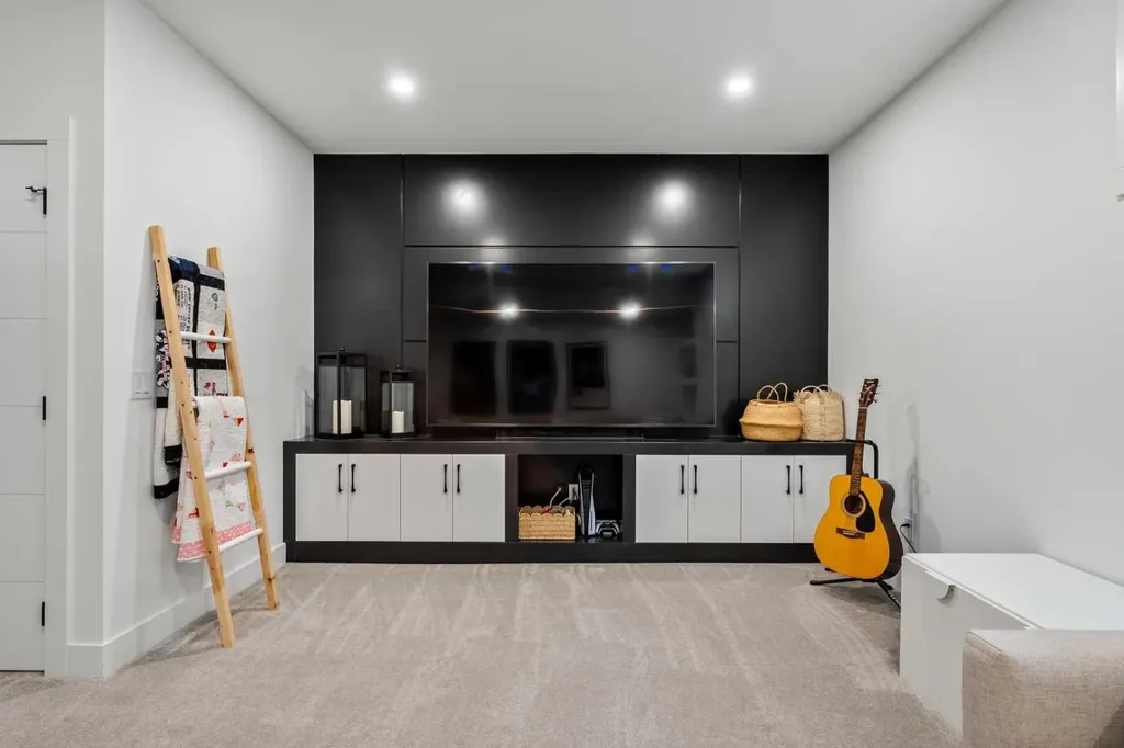 2824 30 Street SW Calgary AB T3E 2M5