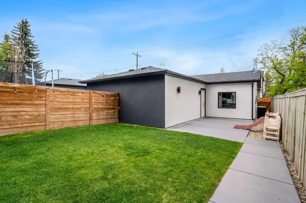 2824 30 Street SW Calgary AB T3E 2M5