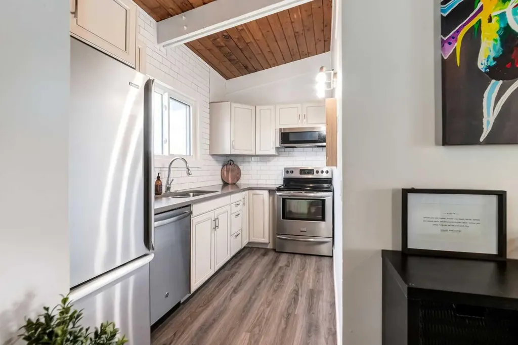 333 Braxton Place SW Calgary AB T2W 2E7