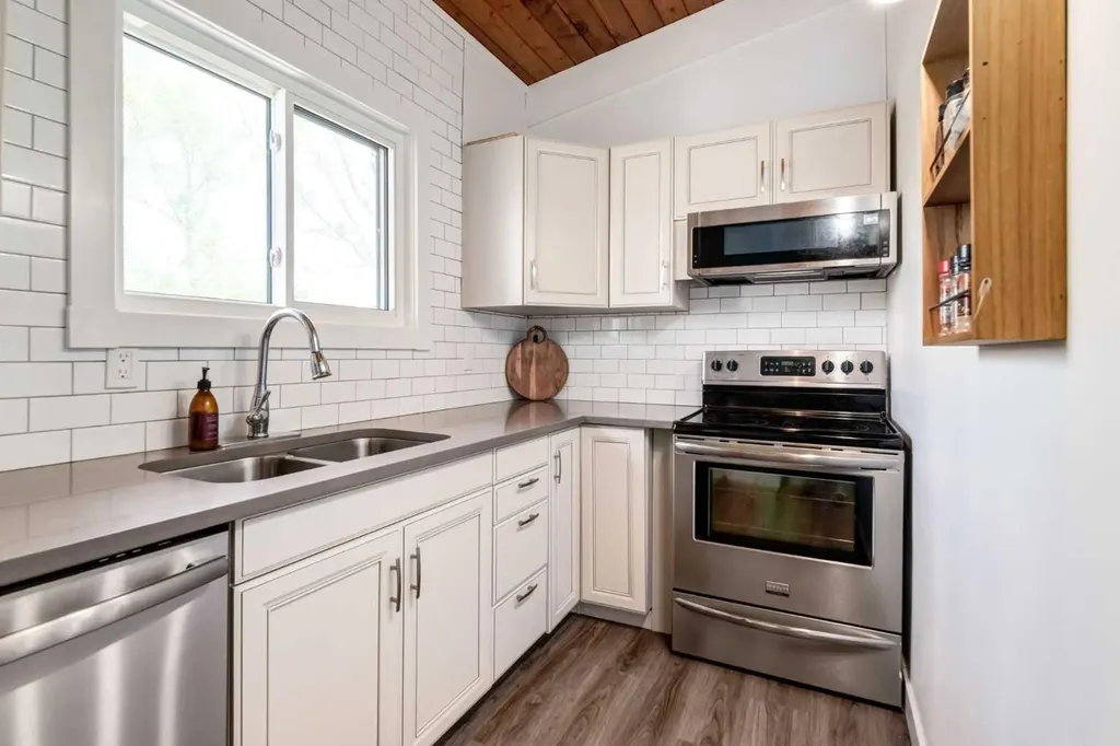 333 Braxton Place SW Calgary AB T2W 2E7
