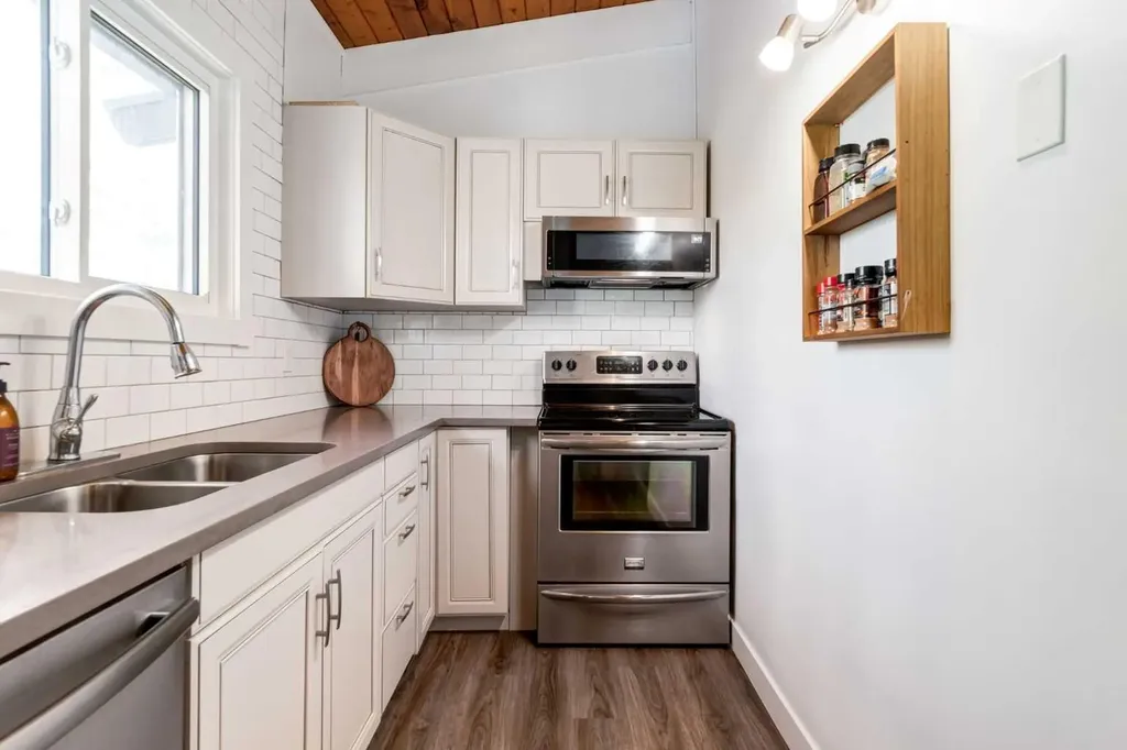 333 Braxton Place SW Calgary AB T2W 2E7