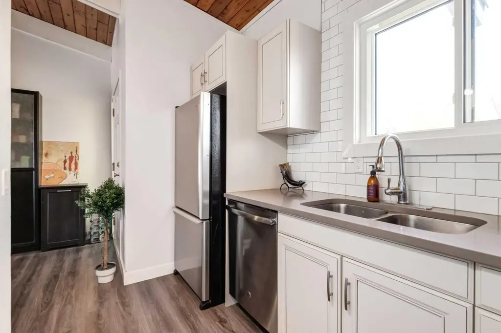 333 Braxton Place SW Calgary AB T2W 2E7