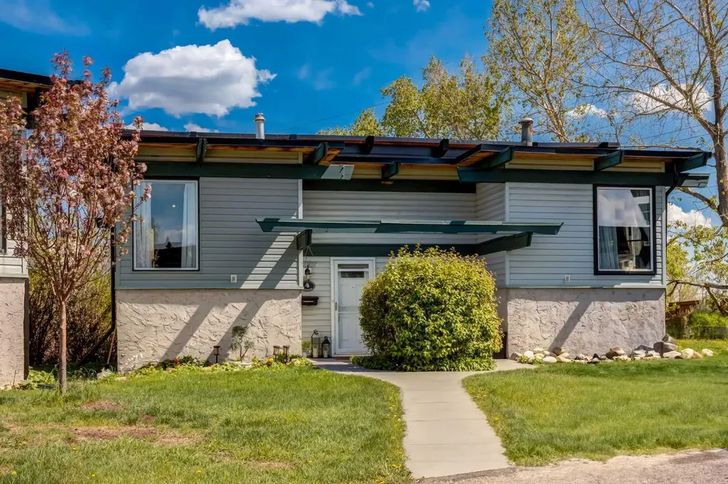 333 Braxton Place SW Calgary AB T2W 2E7