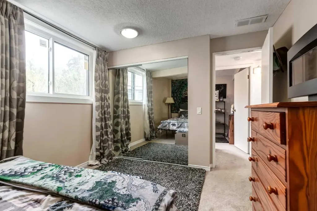 333 Braxton Place SW Calgary AB T2W 2E7