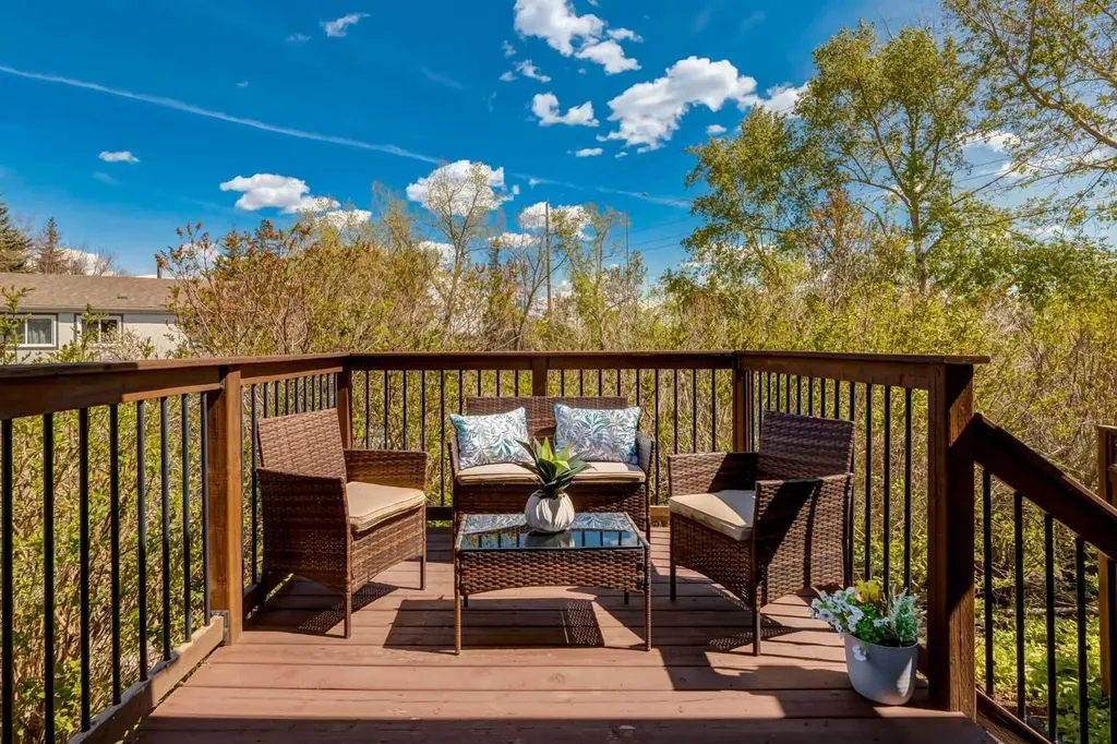 333 Braxton Place SW Calgary AB T2W 2E7