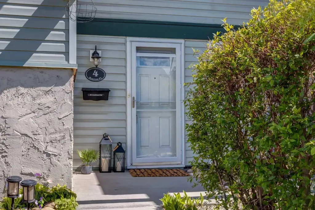 333 Braxton Place SW Calgary AB T2W 2E7
