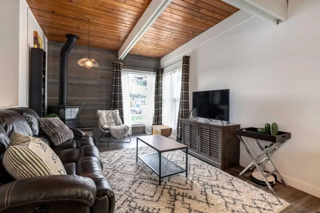 333 Braxton Place SW Calgary AB T2W 2E7