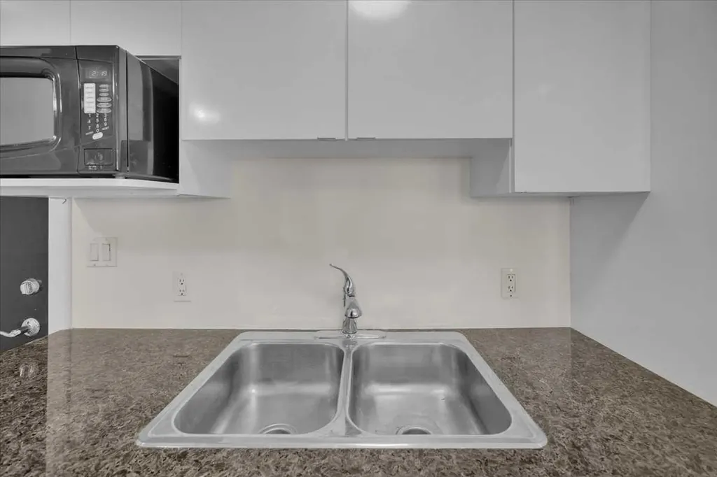 706 15 Avenue SW Calgary AB T2R 0R7