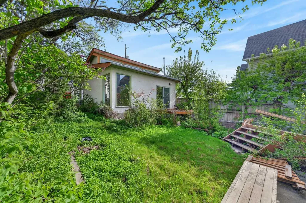 2006 30 Avenue SW Calgary AB T2T 1R2