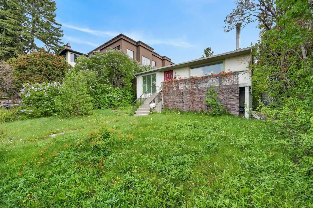 2006 30 Avenue SW Calgary AB T2T 1R2