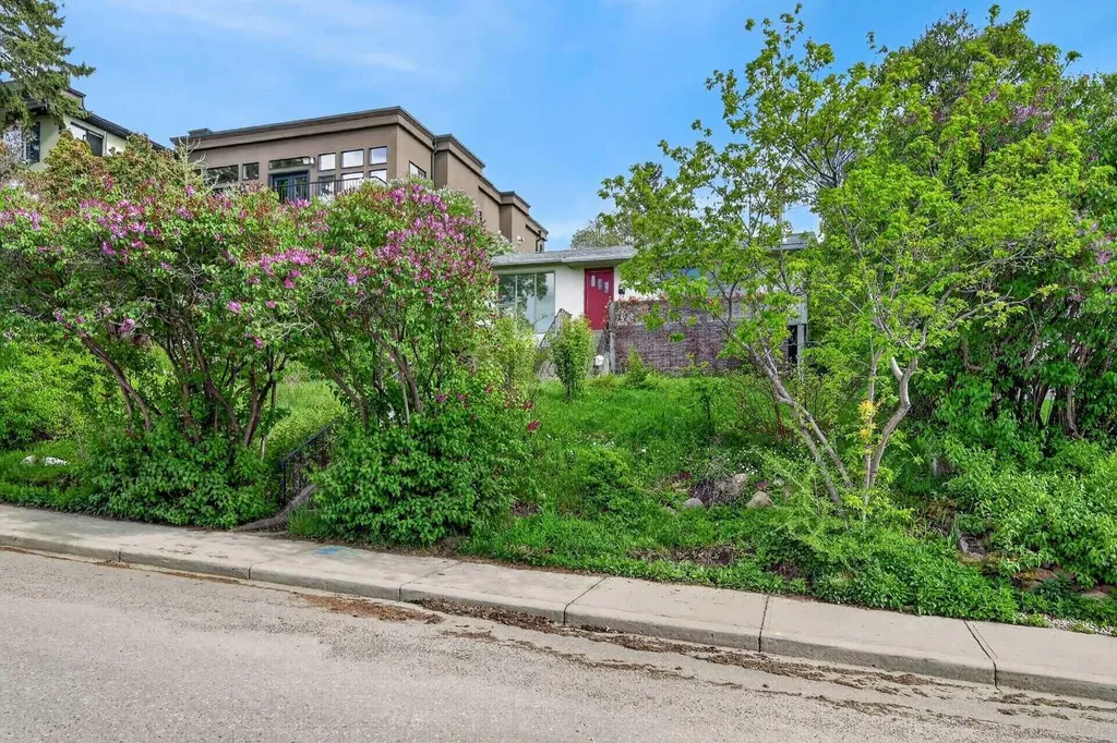 2006 30 Avenue SW Calgary AB T2T 1R2
