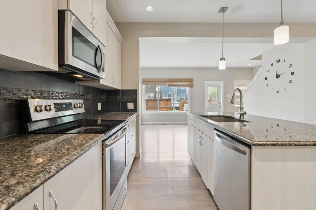 44 Legacy Reach Manor SE Calgary AB T2X 2C5