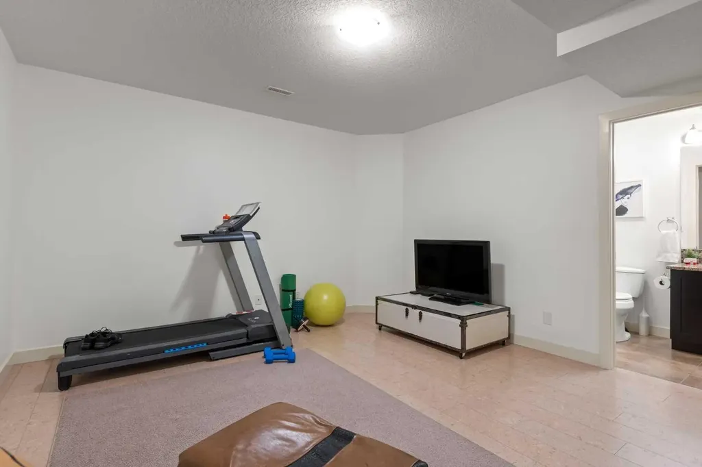 6110 Bowness Road NW Calgary AB T3B0E1