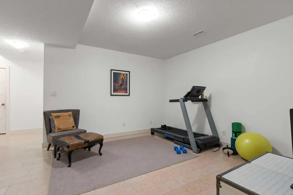 6110 Bowness Road NW Calgary AB T3B0E1