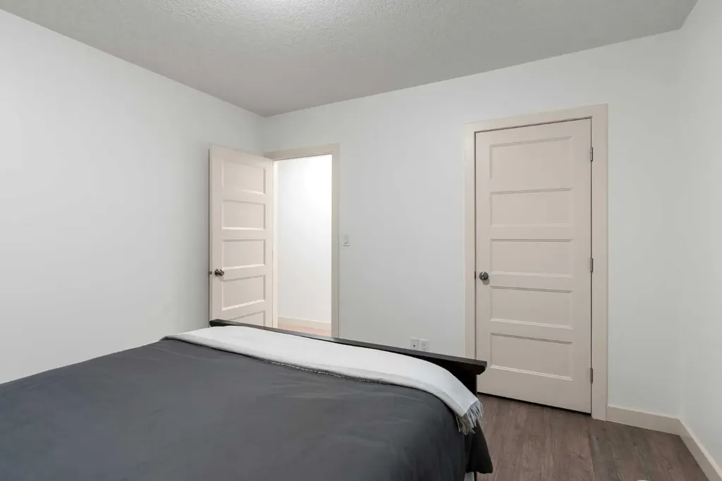 6110 Bowness Road NW Calgary AB T3B0E1