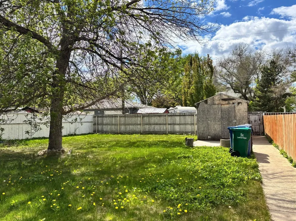 214 25 Street S Lethbridge AB T1J 3N9