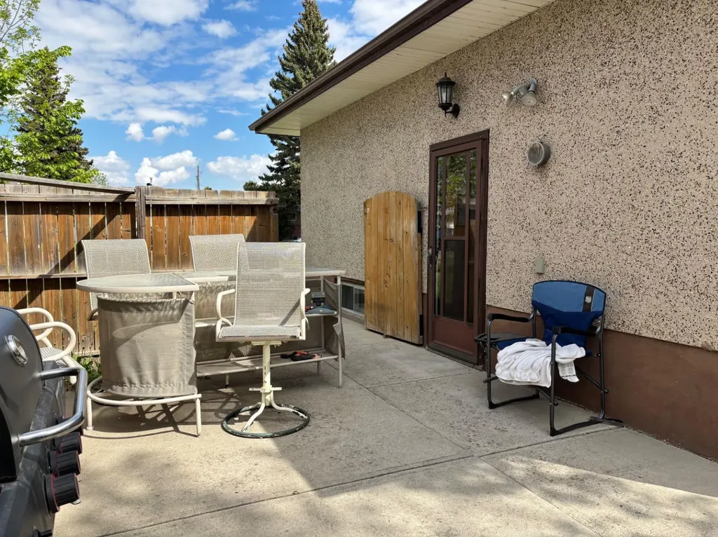 214 25 Street S Lethbridge AB T1J 3N9