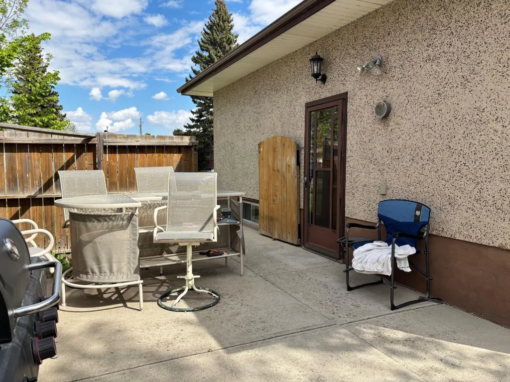 214 25 Street S Lethbridge AB T1J 3N9