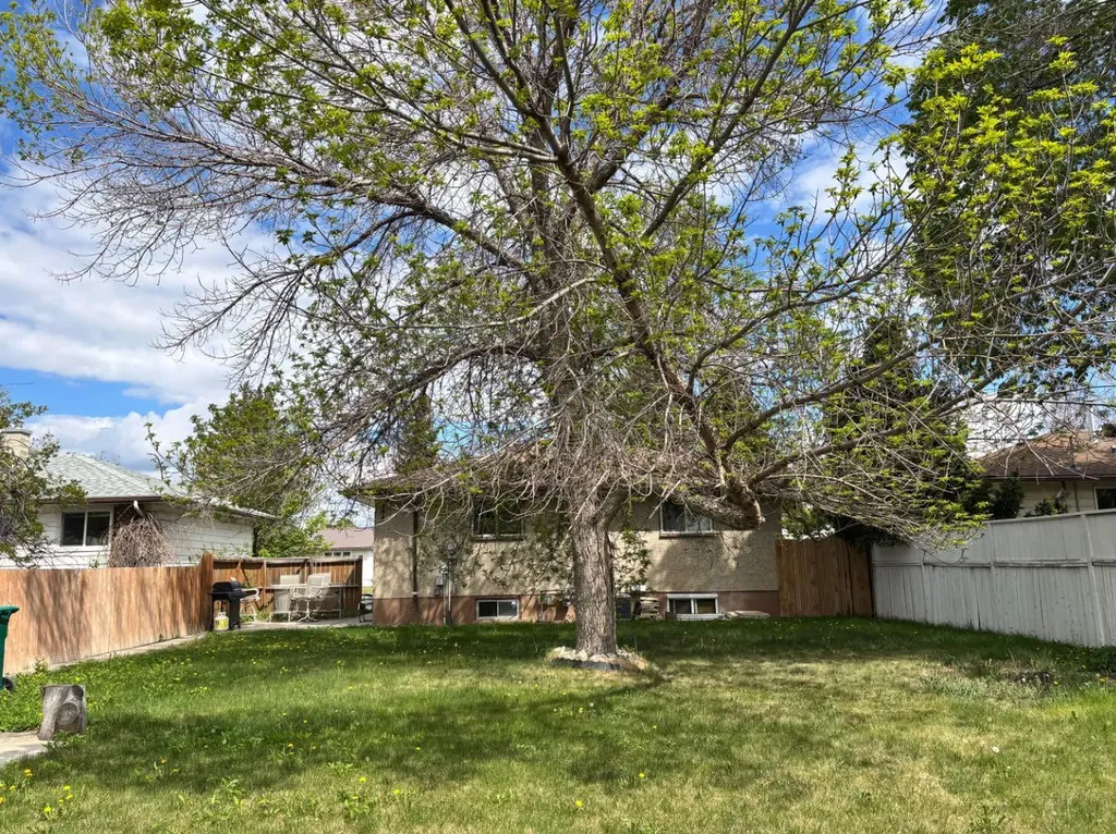 214 25 Street S Lethbridge AB T1J 3N9