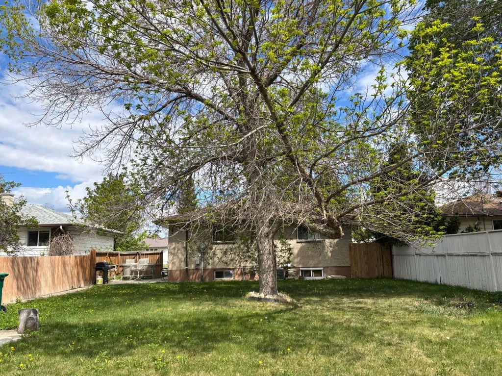 214 25 Street S Lethbridge AB T1J 3N9