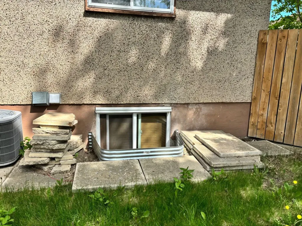 214 25 Street S Lethbridge AB T1J 3N9