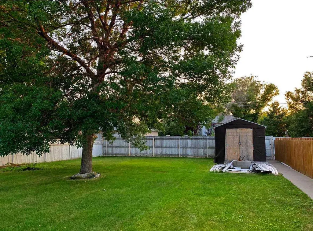 214 25 Street S Lethbridge AB T1J 3N9