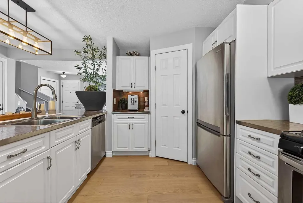 2275 Flanders Avenue SW Calgary AB T2T 5K9