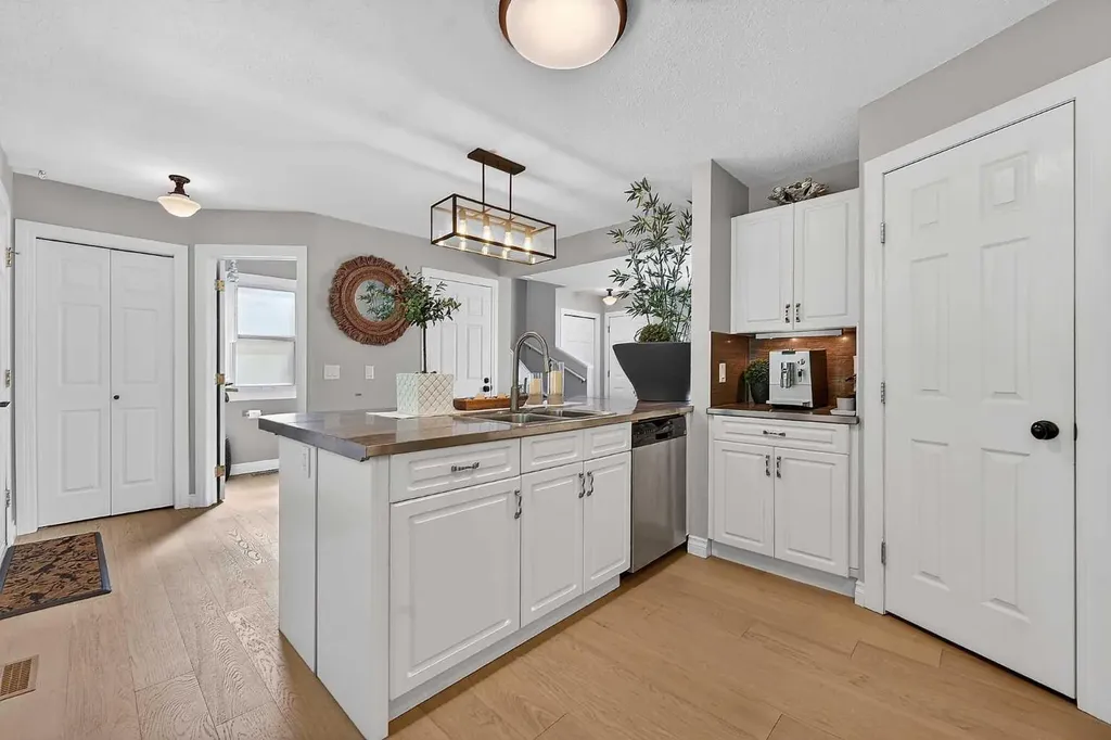 2275 Flanders Avenue SW Calgary AB T2T 5K9