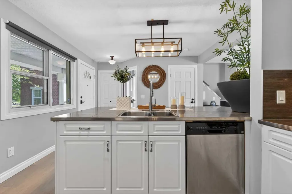 2275 Flanders Avenue SW Calgary AB T2T 5K9