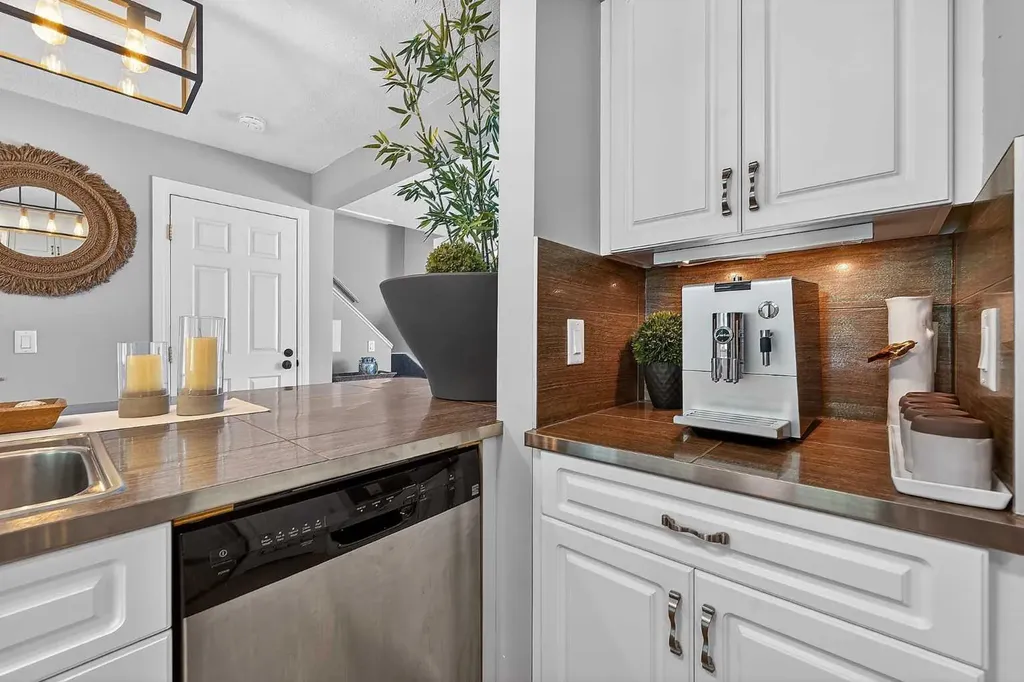 2275 Flanders Avenue SW Calgary AB T2T 5K9