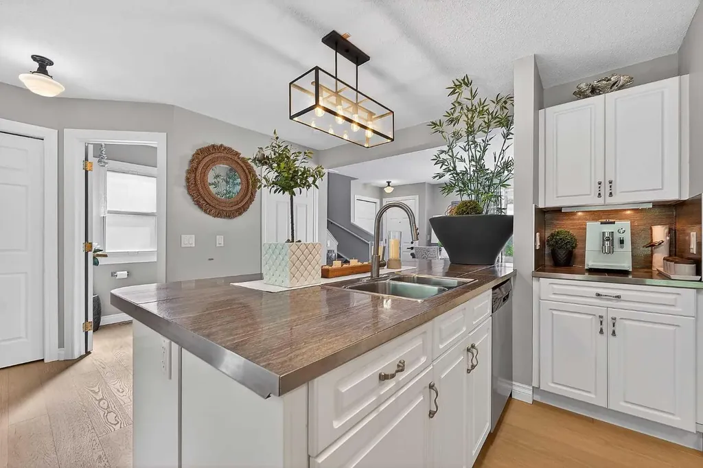 2275 Flanders Avenue SW Calgary AB T2T 5K9
