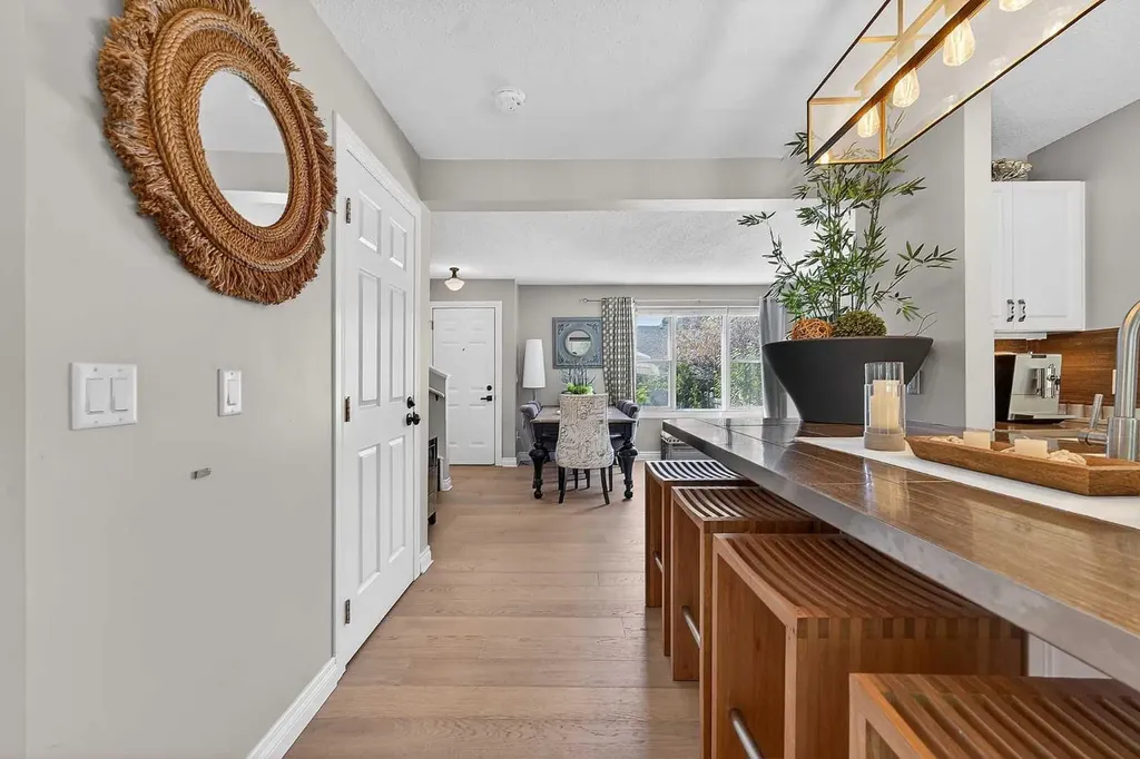 2275 Flanders Avenue SW Calgary AB T2T 5K9