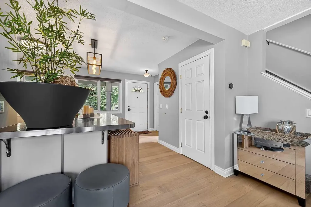 2275 Flanders Avenue SW Calgary AB T2T 5K9