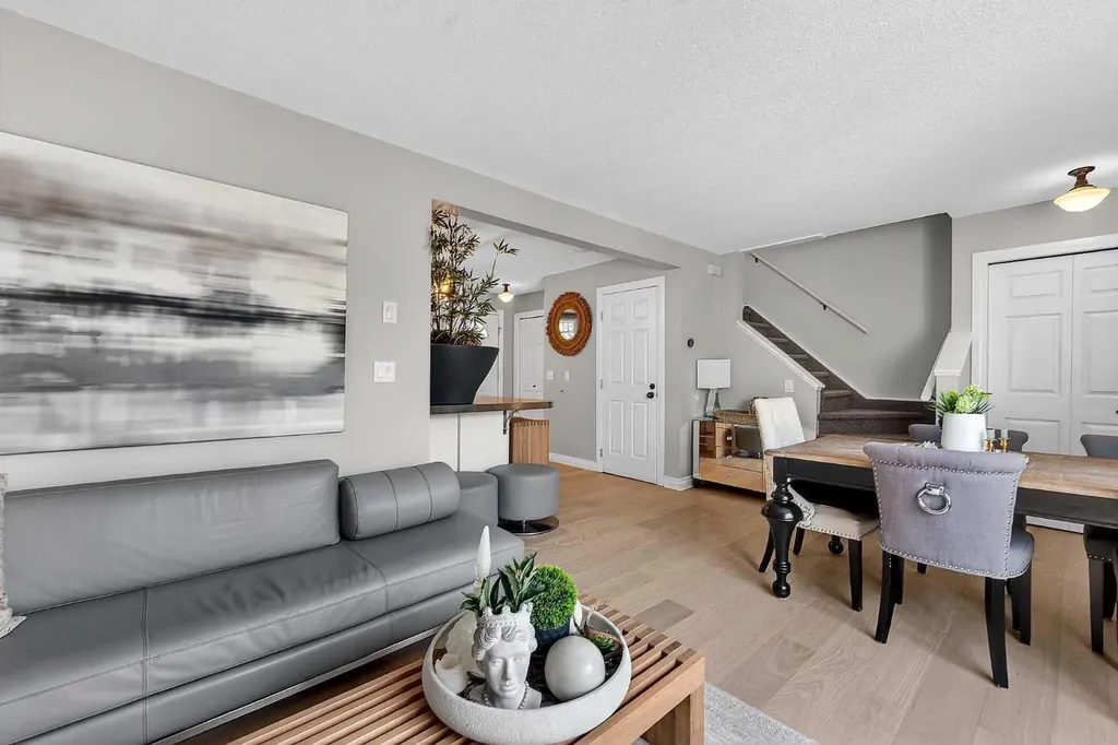2275 Flanders Avenue SW Calgary AB T2T 5K9