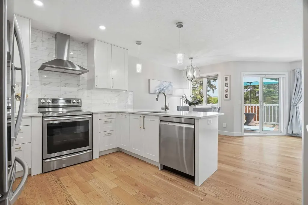 44 Vandoos Gardens NW Calgary AB T3A 4W4