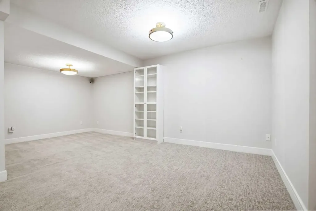 44 Vandoos Gardens NW Calgary AB T3A 4W4