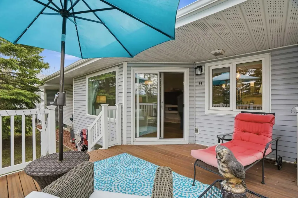 44 Vandoos Gardens NW Calgary AB T3A 4W4