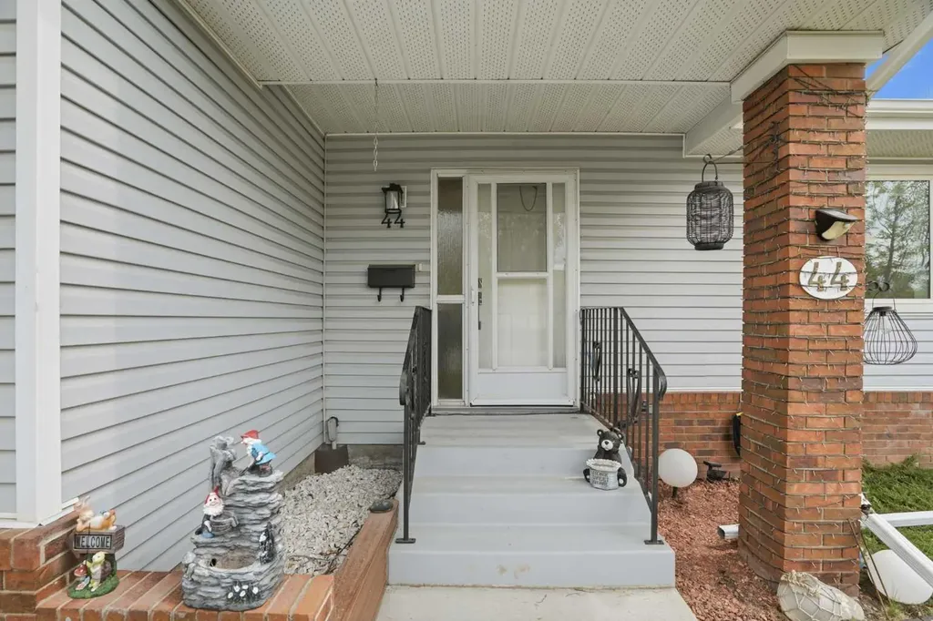 44 Vandoos Gardens NW Calgary AB T3A 4W4